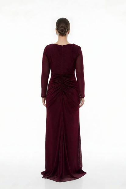 فستان سهرة كبير الحجم بلون عنابي مكشكش ولامع